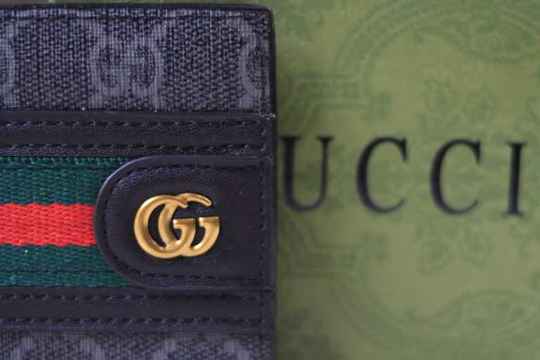 Bi-fold wallet with GG signature