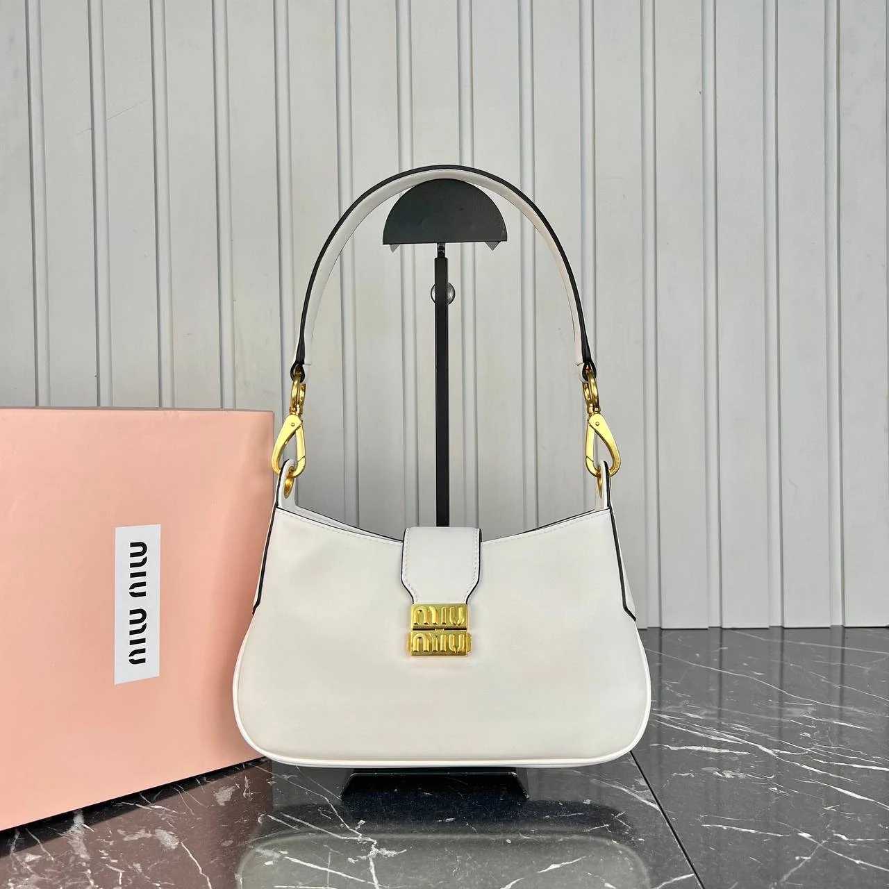 Miü Miü
Leather Hobo Bag
