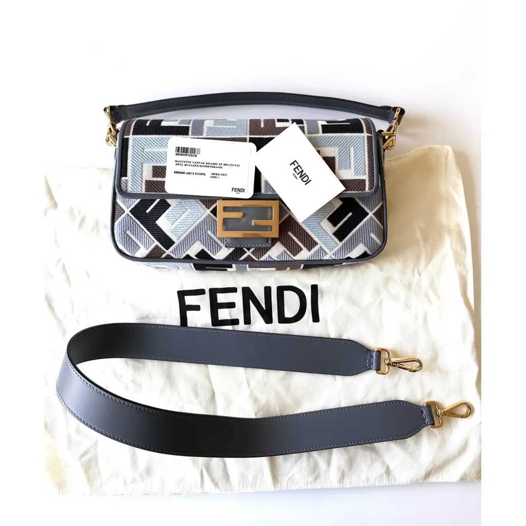 Fêndï
Sac à main verni Baguette