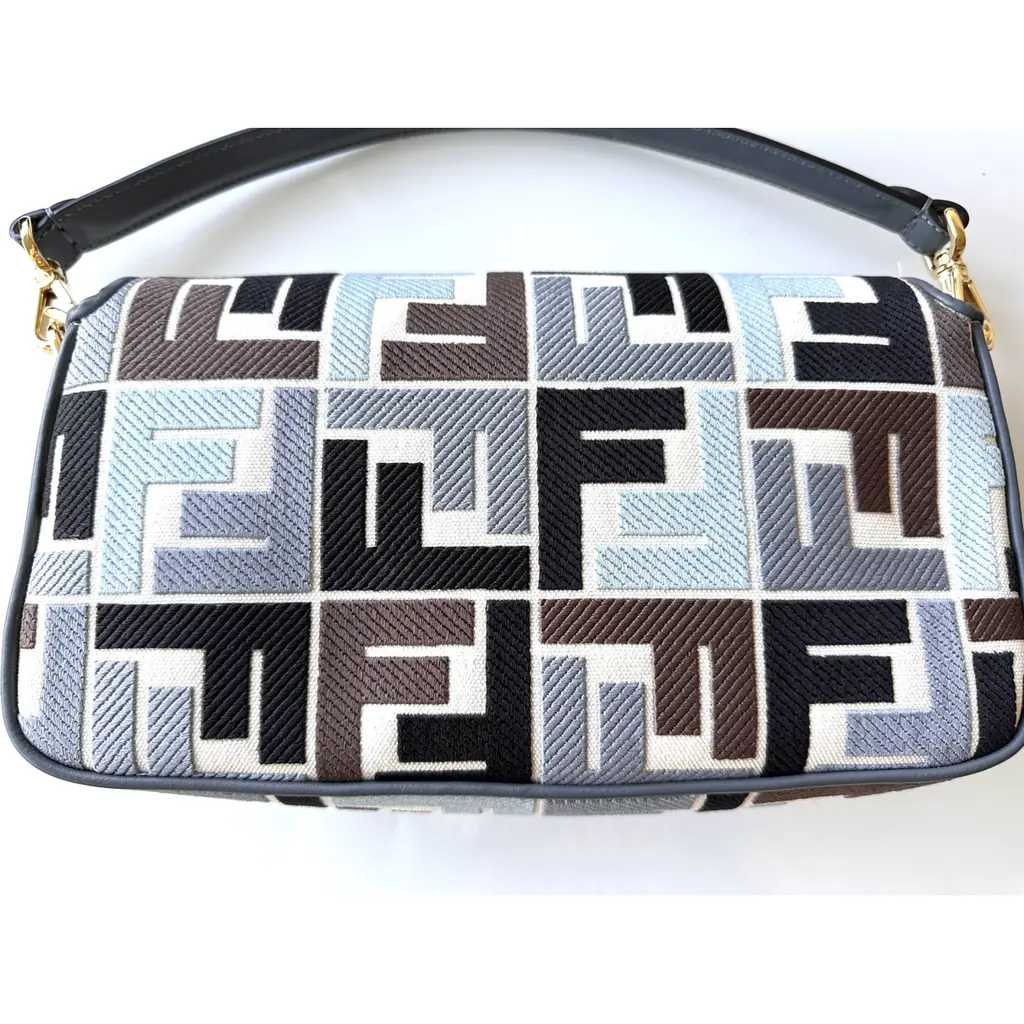 Fêndï
Sac à main verni Baguette