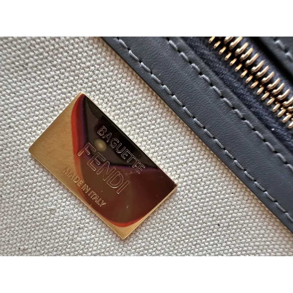 Fêndï
Sac à main verni Baguette