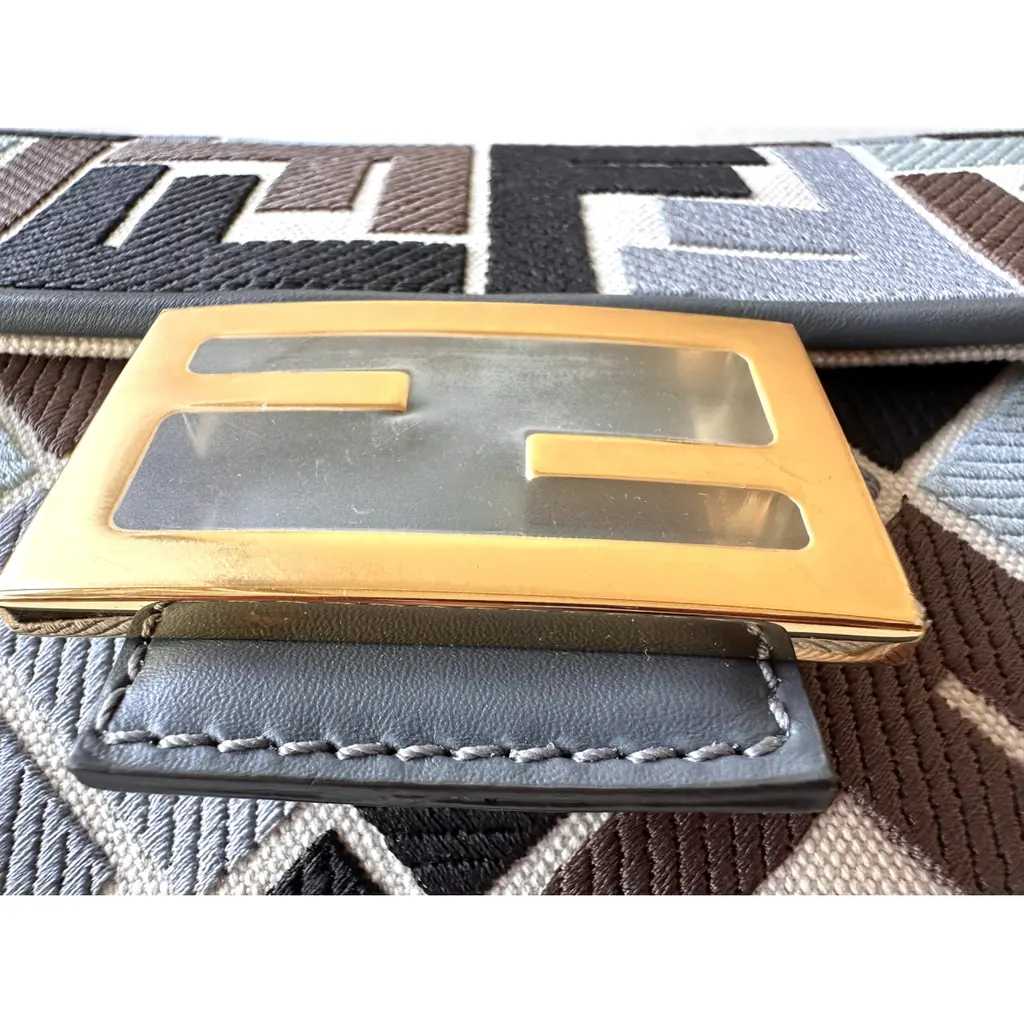 Fêndï
Sac à main verni Baguette