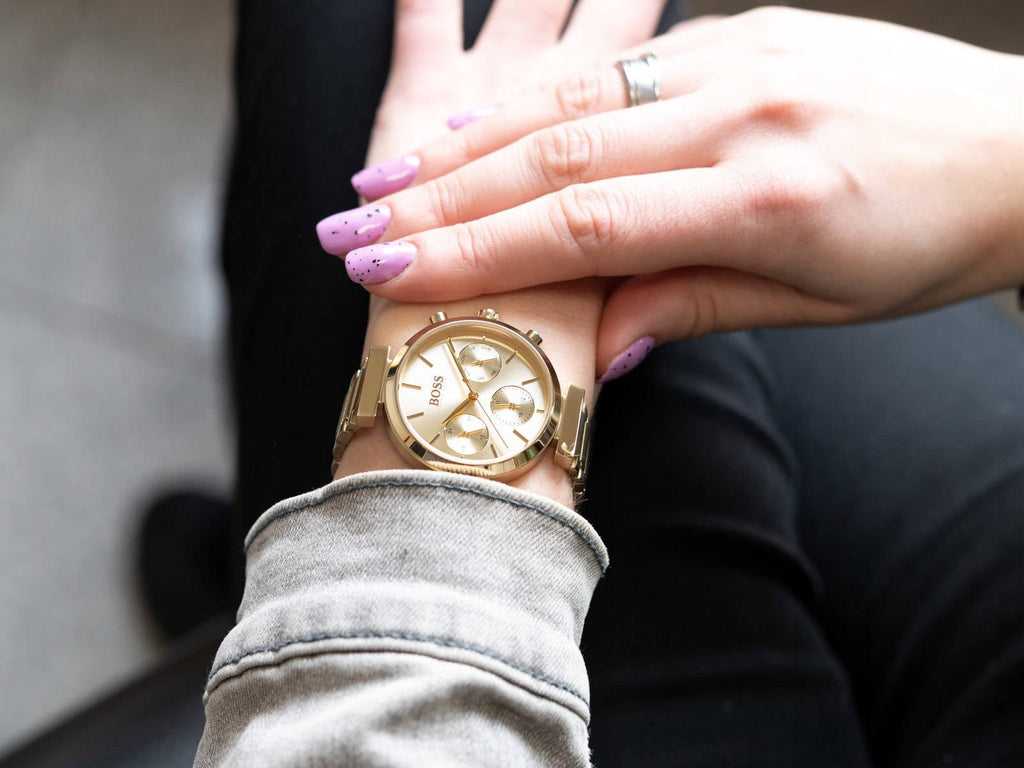 Hûgô Bôss Flawless Gold Dial Gold Steel Strap Watch pour femme -