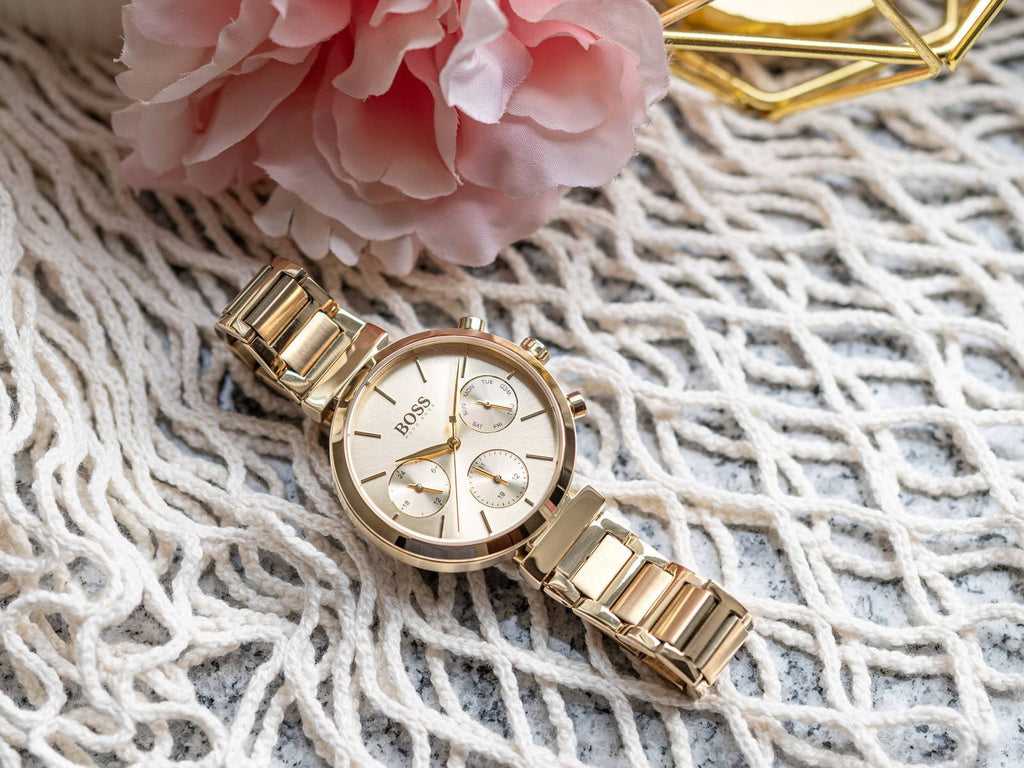 Hûgô Bôss Flawless Gold Dial Gold Steel Strap Watch pour femme -