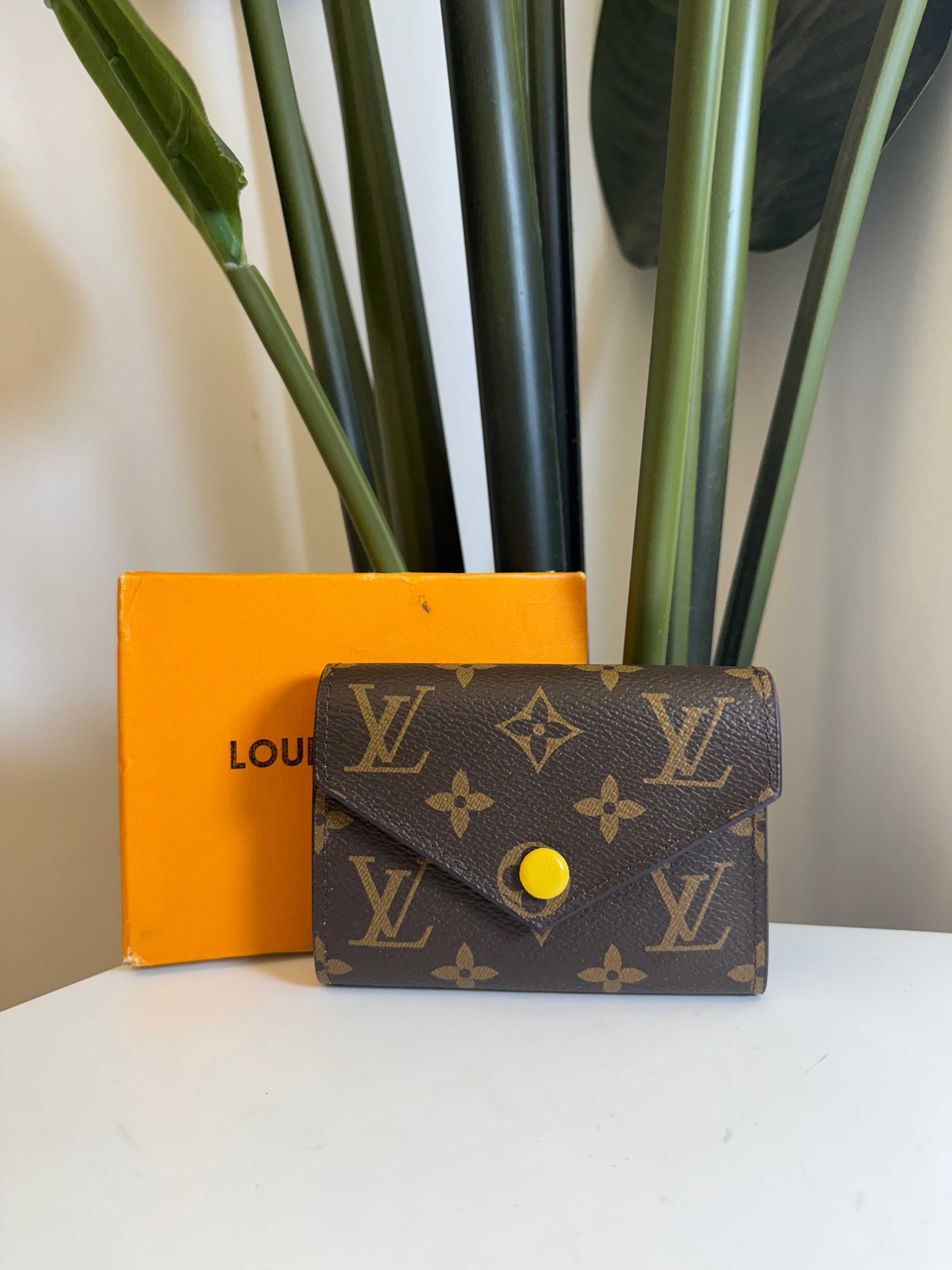 LV
Portefeuille Victorine
Marron
