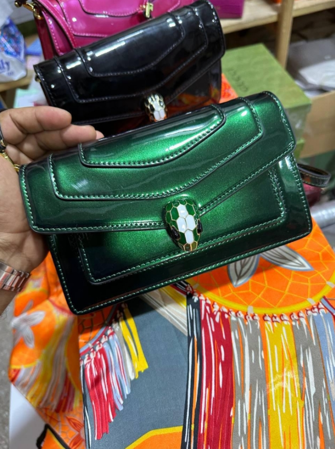 Bvlg@ri Sacs à main vernis Vert