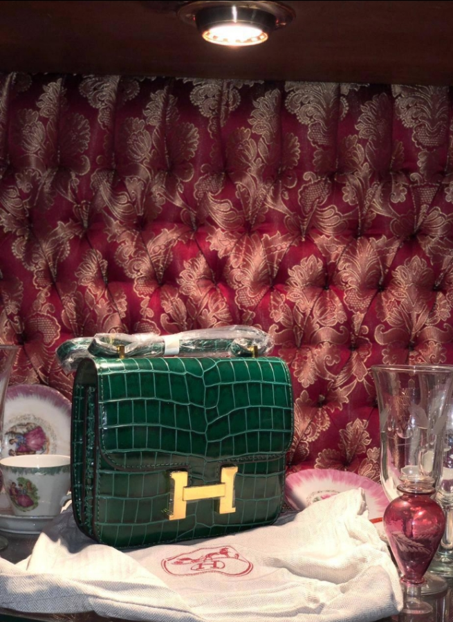HRMS
Constance 24
Vert Emeraude with Gold Hardware