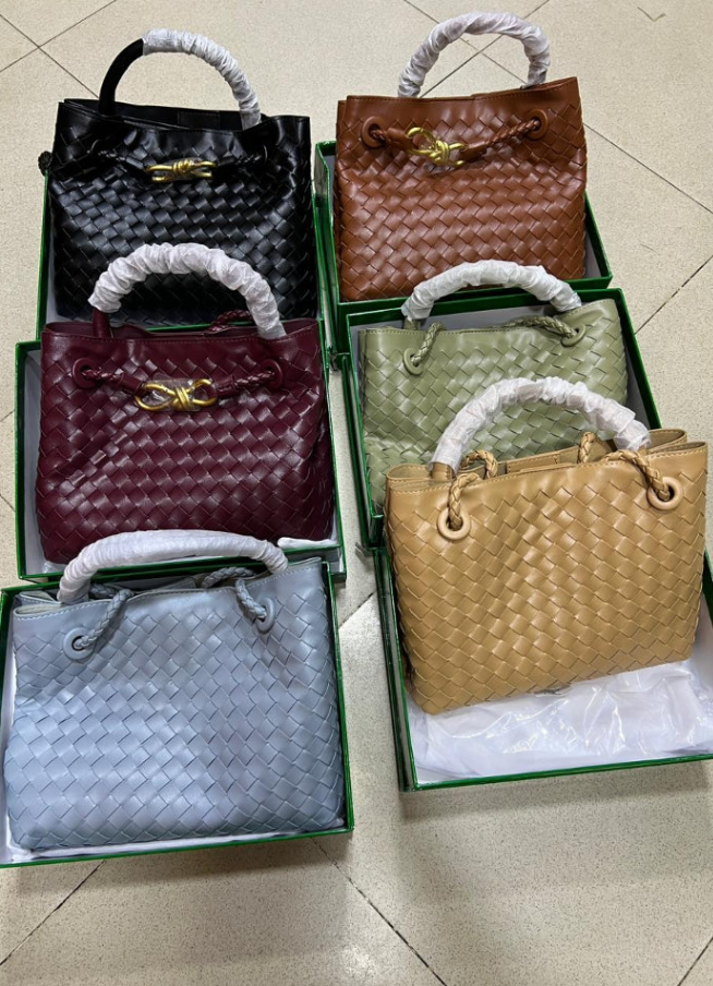BÔTTËGA VÊNËTA
Andiamo bag