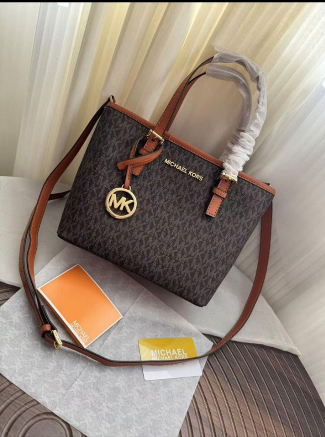 MK Très petit sac fourre-tout Jet Set Travel à fermeture éclair sur le dessus et à logo