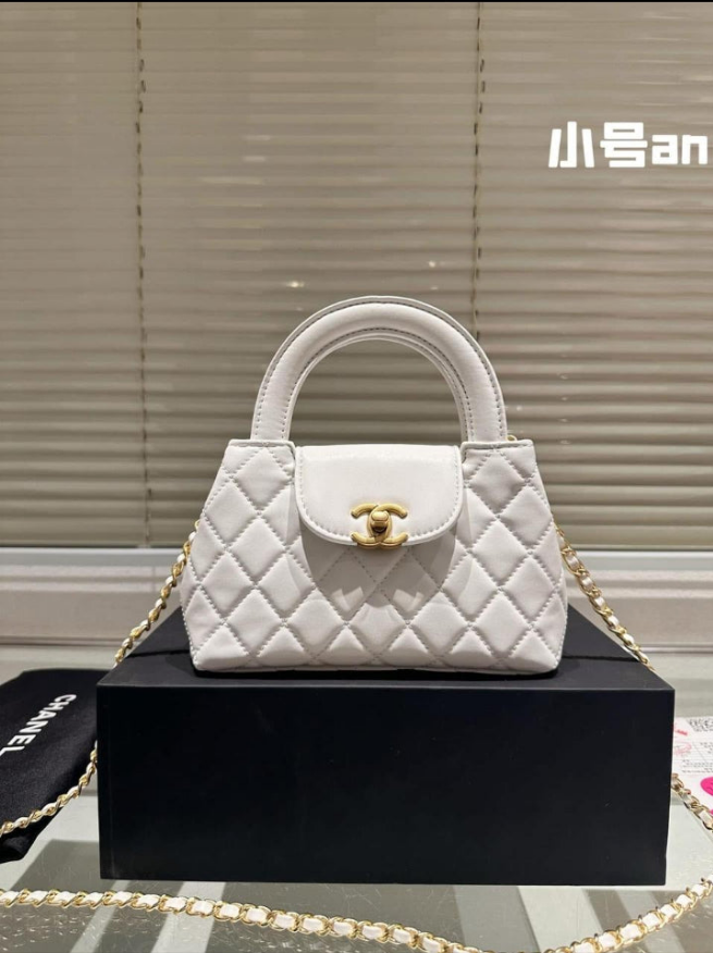 Petit sac cabas Ch@nel Kelly de veau vieilli blanc brillant
