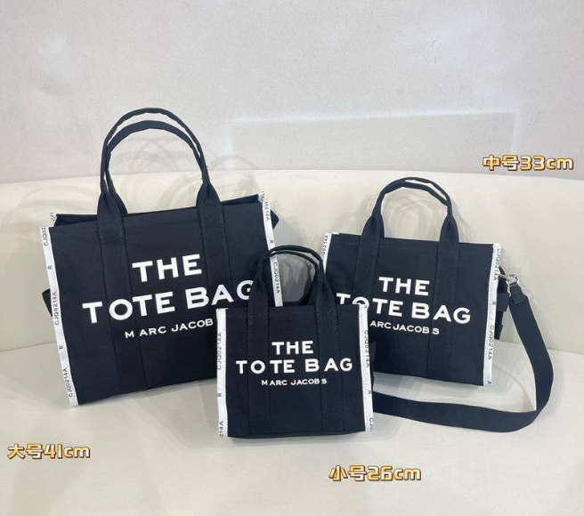 M@rc Jacôbs
THE TOTE