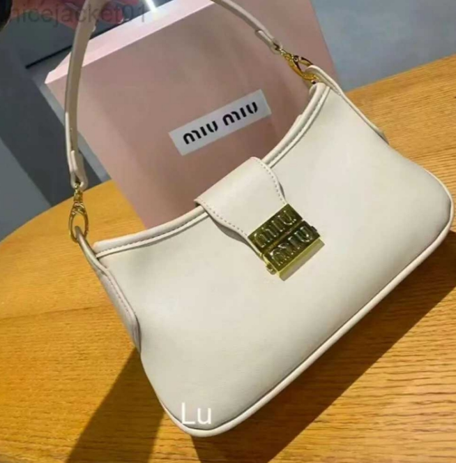 Miü Miü
Leather Hobo Bag