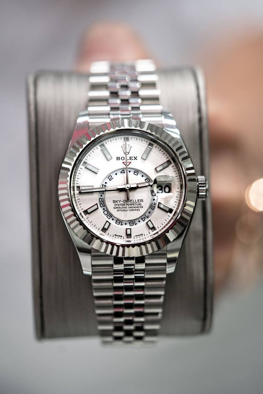 ROLEX
Sky-Dweller
42 mm, Rolesor gris