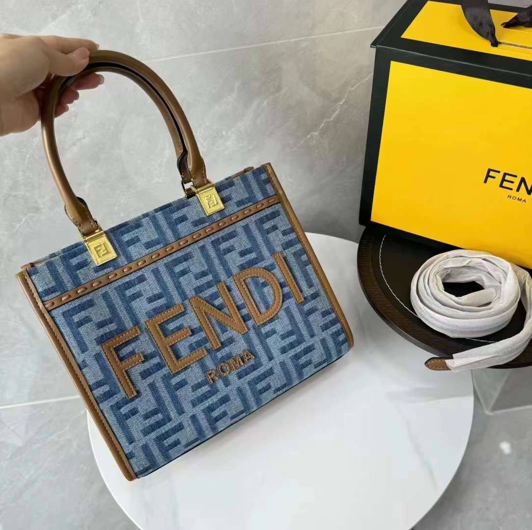 Fêndï
Women's Blue "Sunshine" Hand Bag