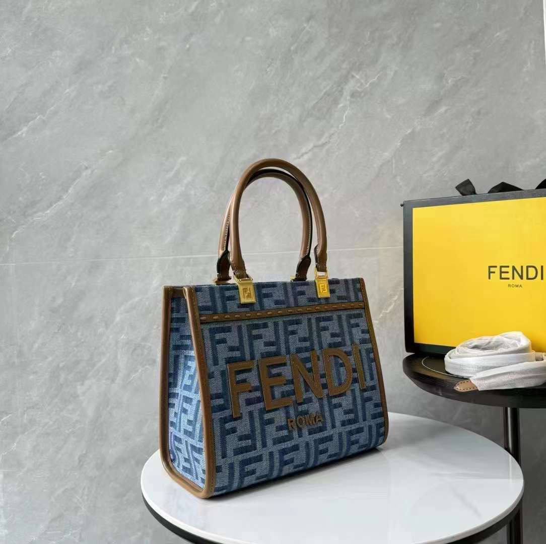 Fêndï
Women's Blue "Sunshine" Hand Bag