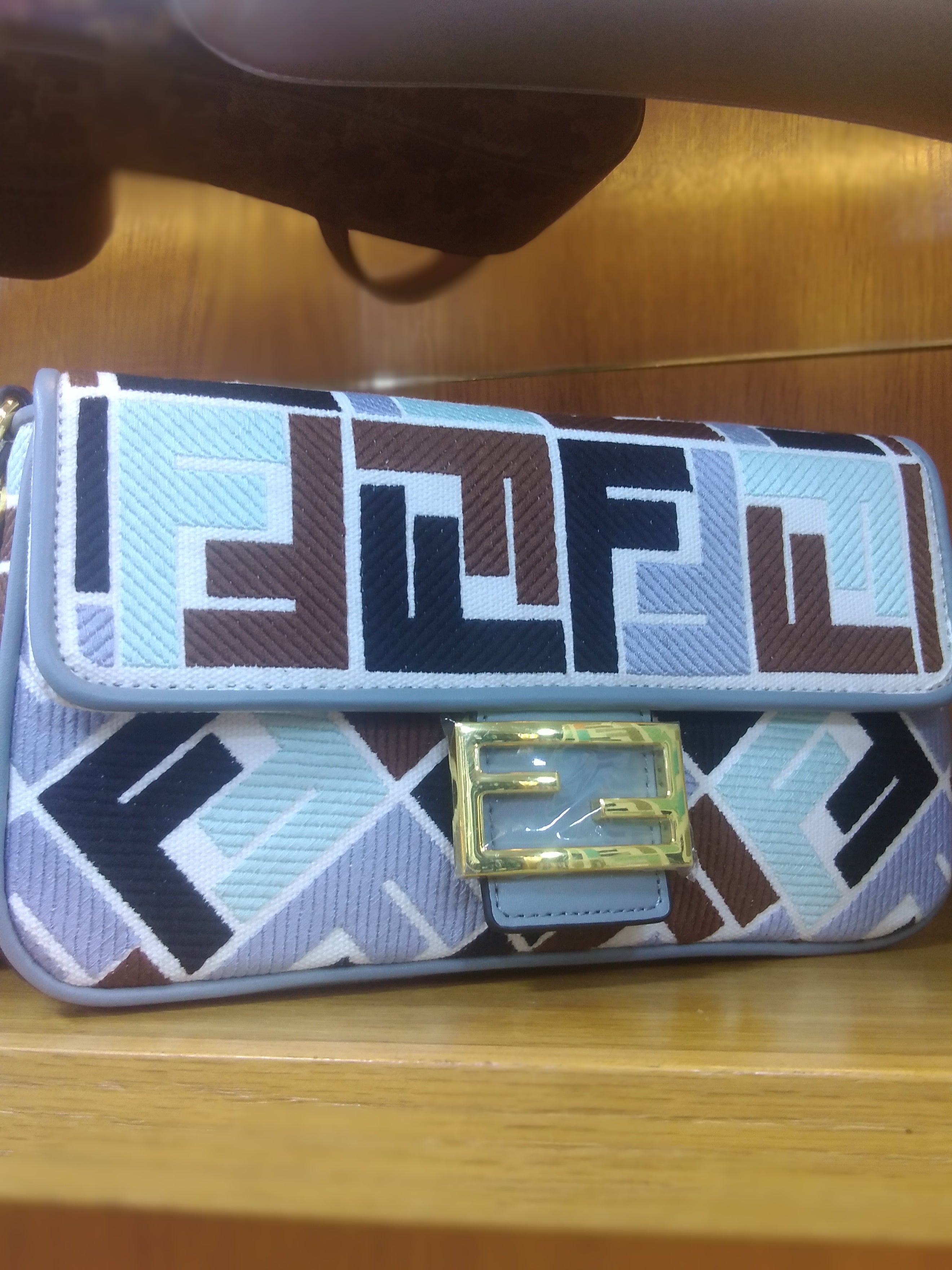 Fêndï
Sac à main verni Baguette