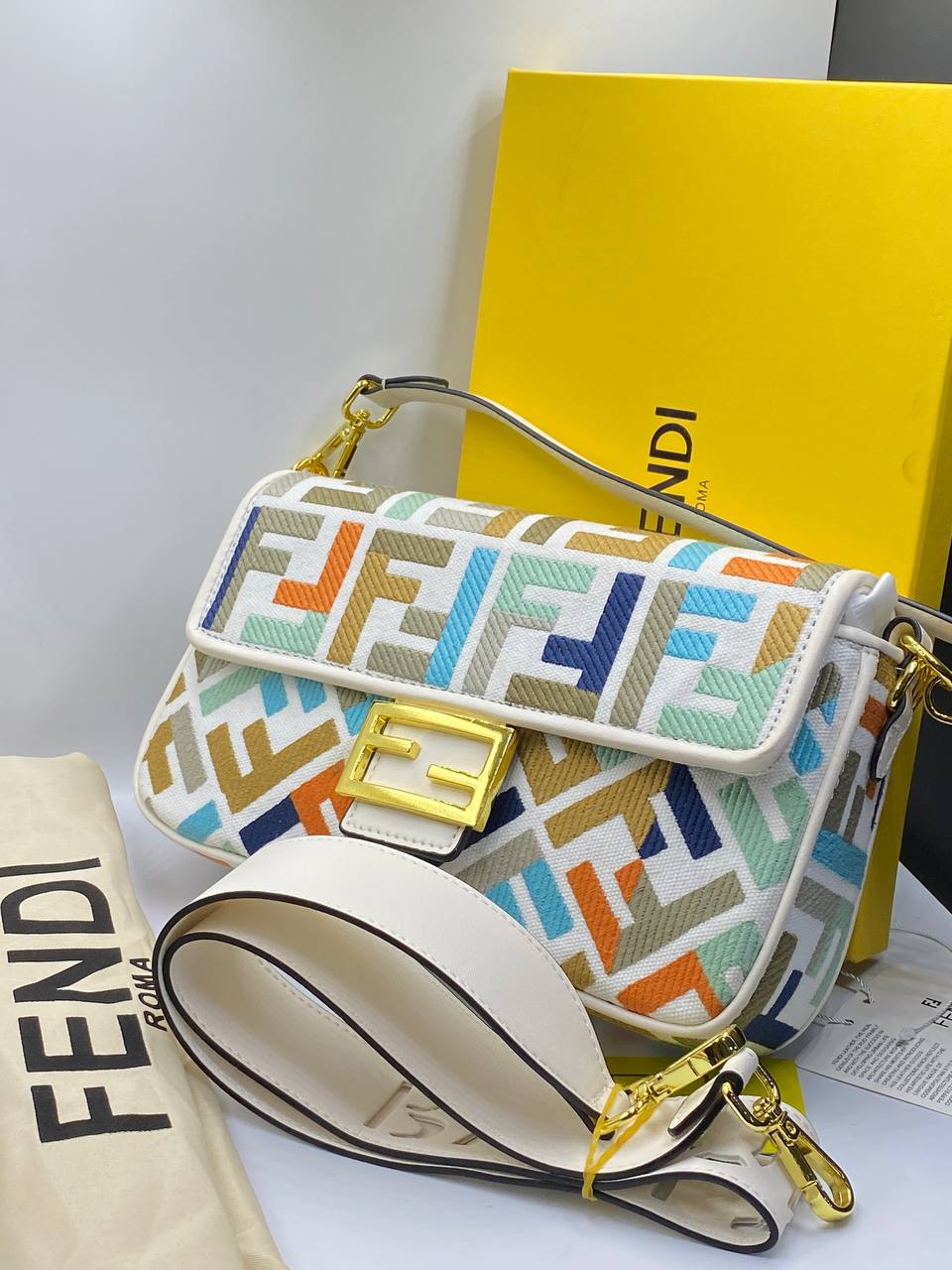 Fêndï
Sac à main Baguette Fendi Toile Multicolore