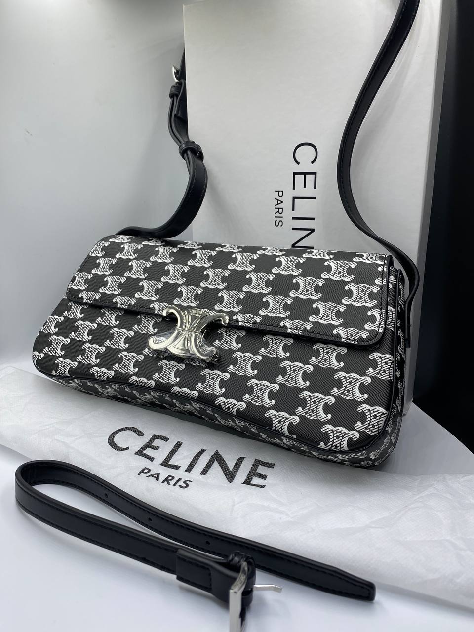 CÊLINË MEDIUM LOLA BAG in Triomphe Canvas Two-Tone