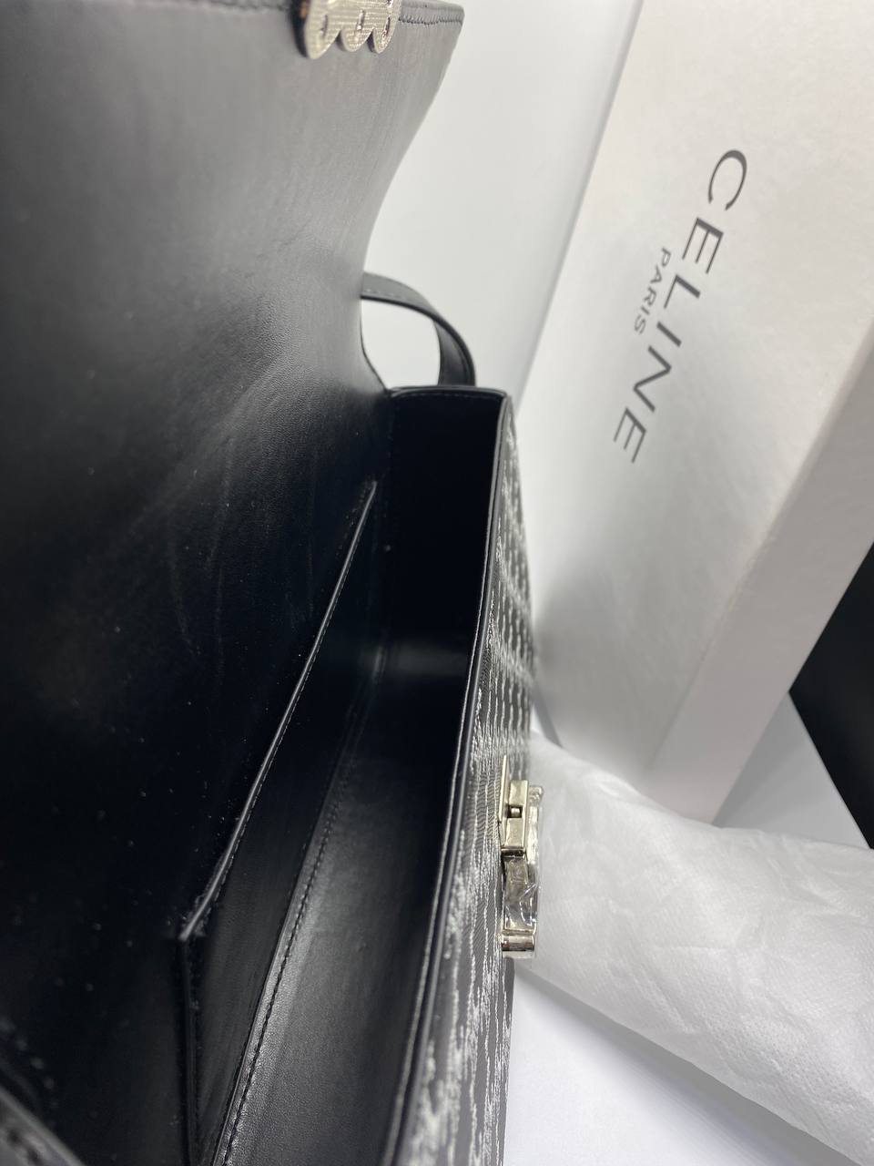 CÊLINË MEDIUM LOLA BAG in Triomphe Canvas Two-Tone