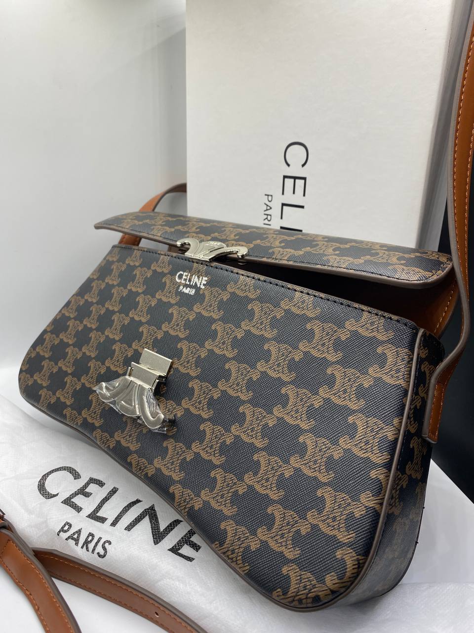 CÊLINË MEDIUM LOLA BAG in Triomphe Canvas and Calfskin