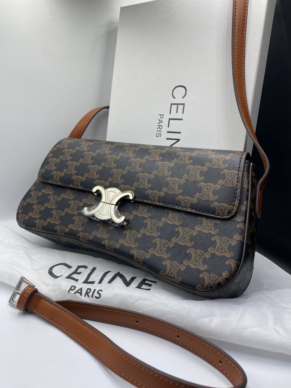 CÊLINË MEDIUM LOLA BAG in Triomphe Canvas and Calfskin