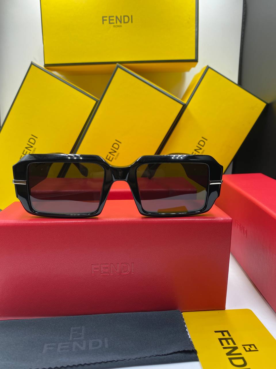 Lunettes de soleil FEN&I
Fendigraphy FE40073U 02A
Noir