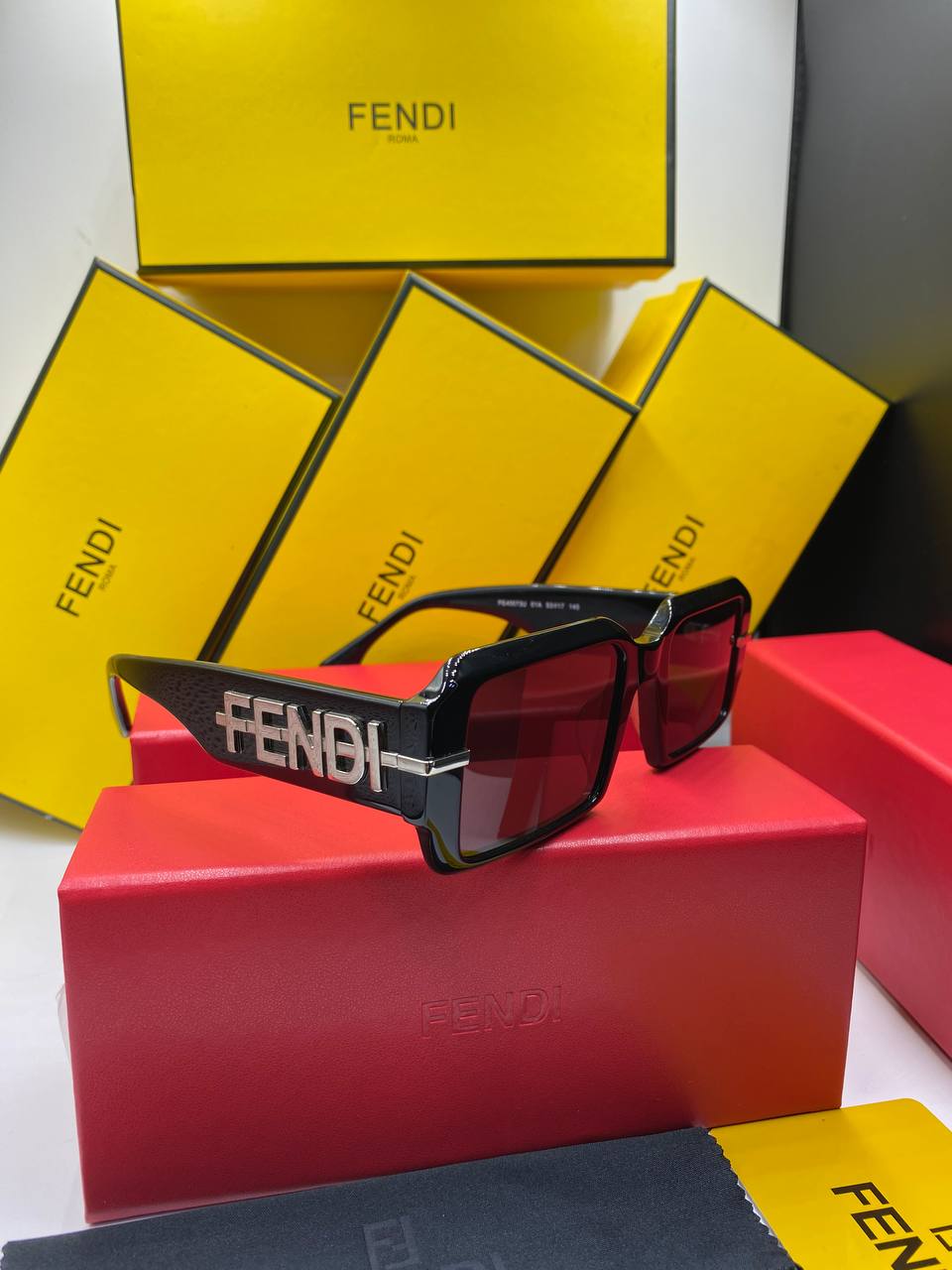 Lunettes de soleil FEN&I
Fendigraphy FE40073U 02A
Noir