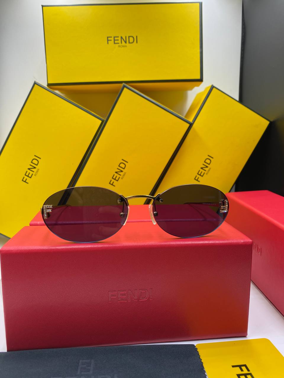 Fen&i First Crystal
Gold Oval Sunglasses pour femme