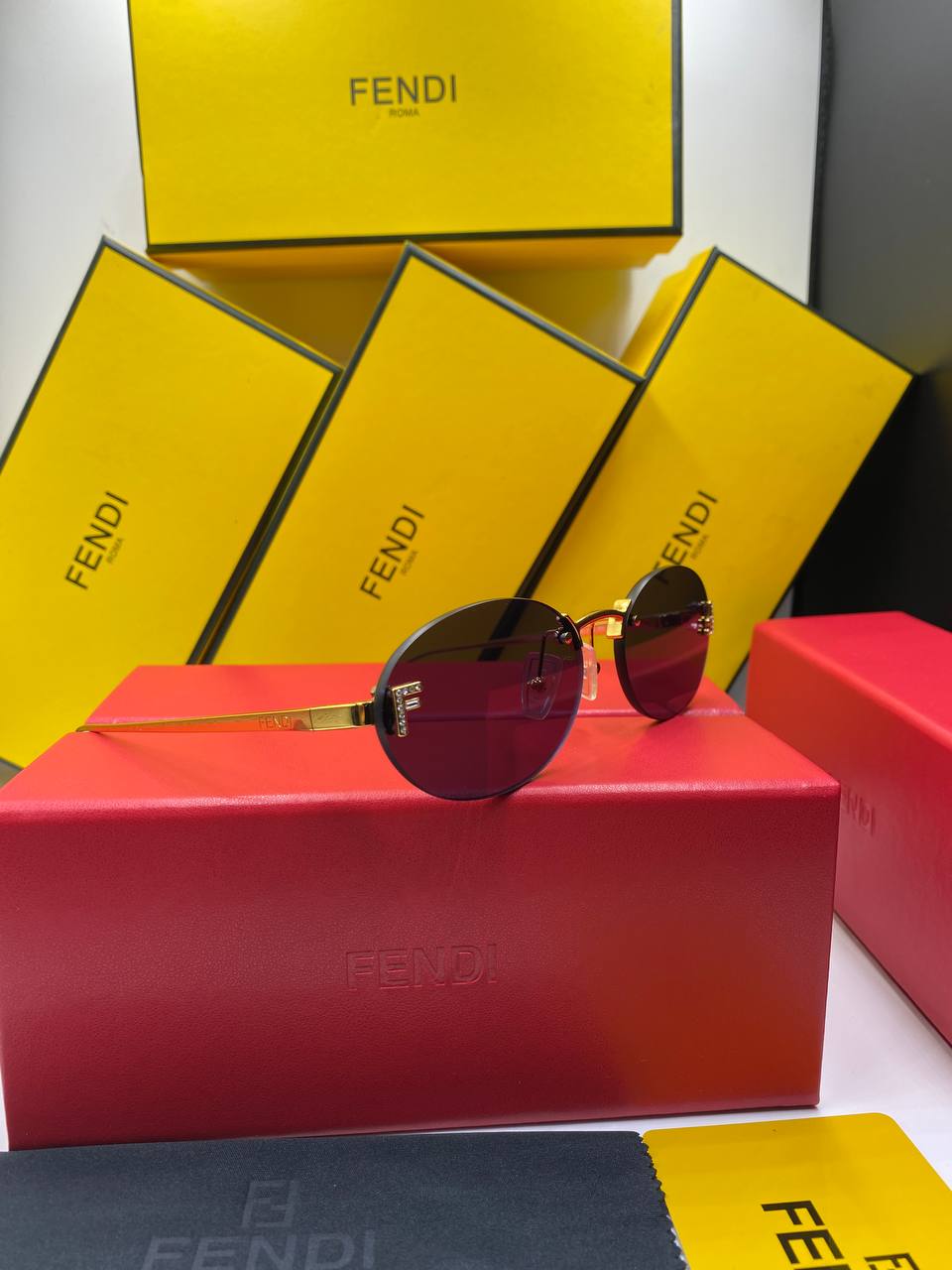 Fen&i First Crystal
Gold Oval Sunglasses pour femme