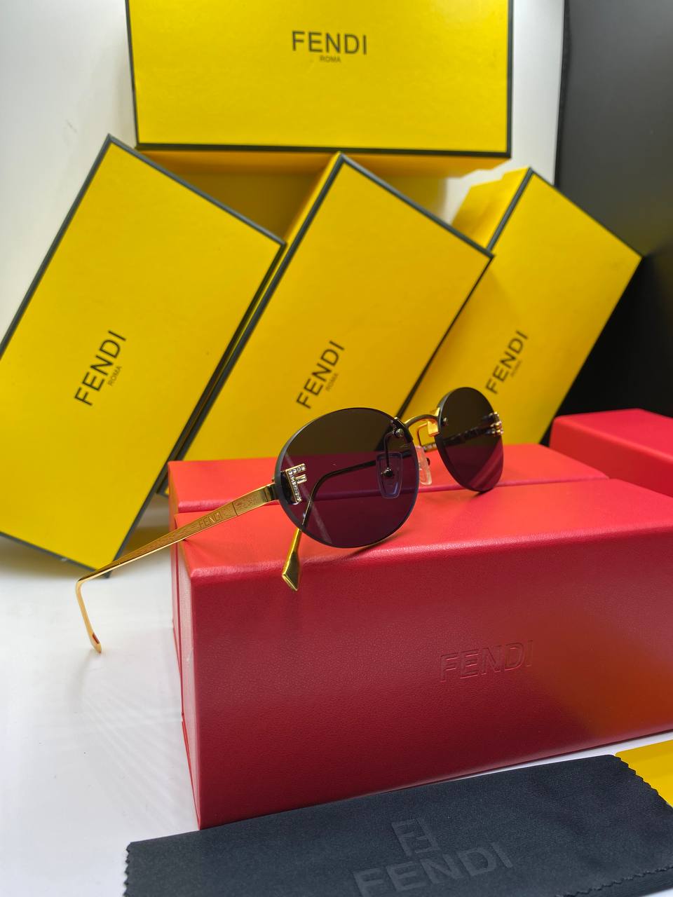 Fen&i First Crystal
Gold Oval Sunglasses pour femme