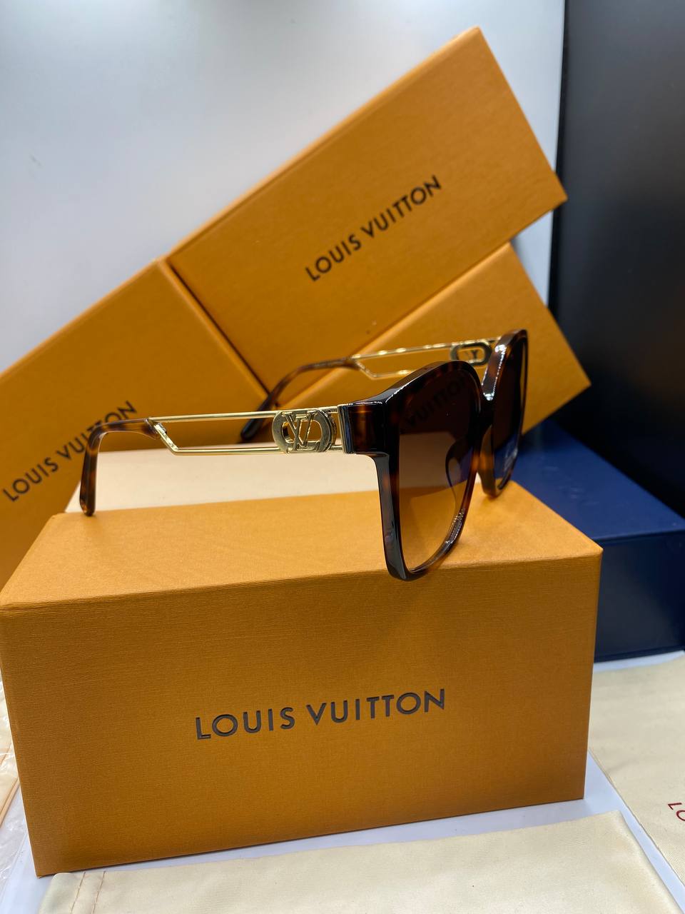 LV
Lunettes de soleil carrées LV Link Light Classic pour femmes