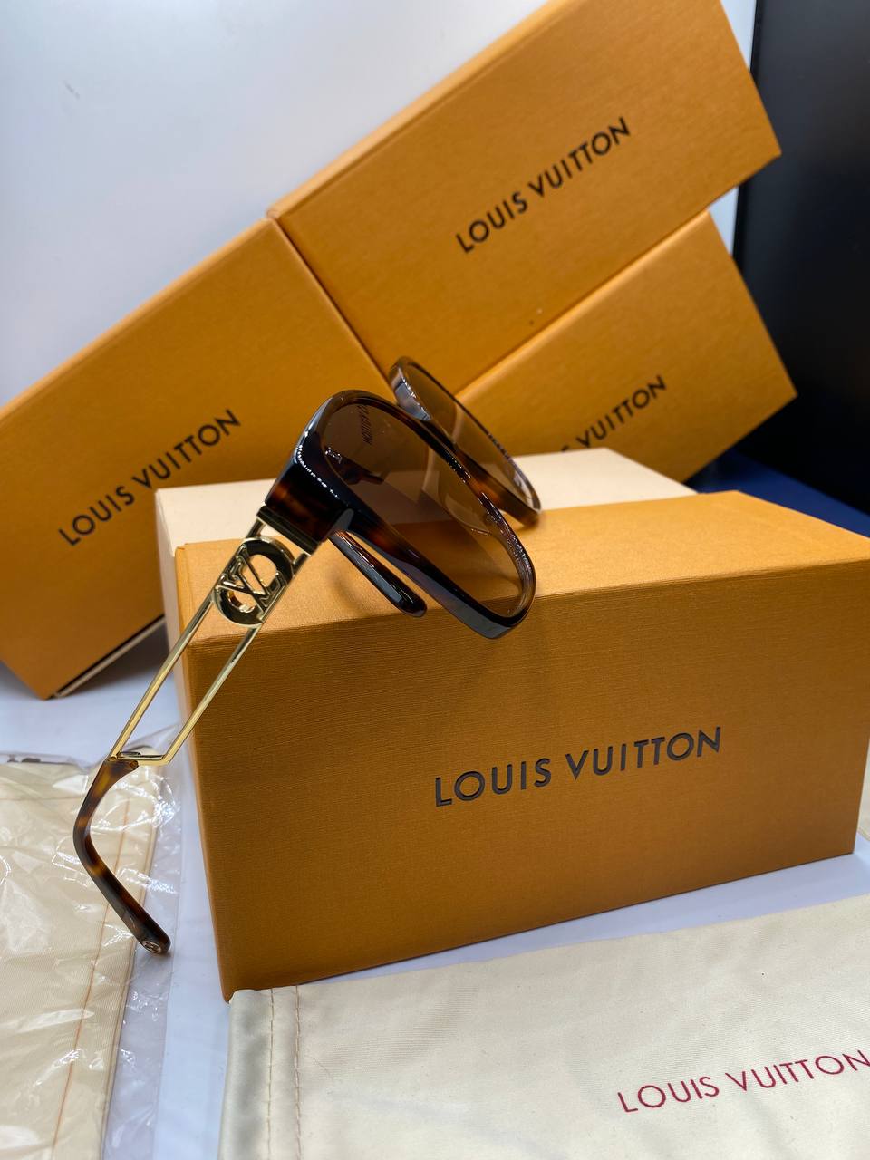 LV
Lunettes de soleil carrées LV Link Light Classic pour femmes