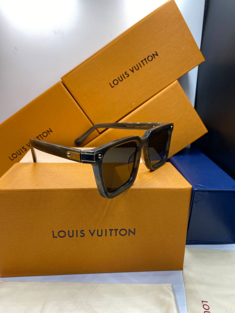 L&V Signature Square Round Sunglasses pour femmes