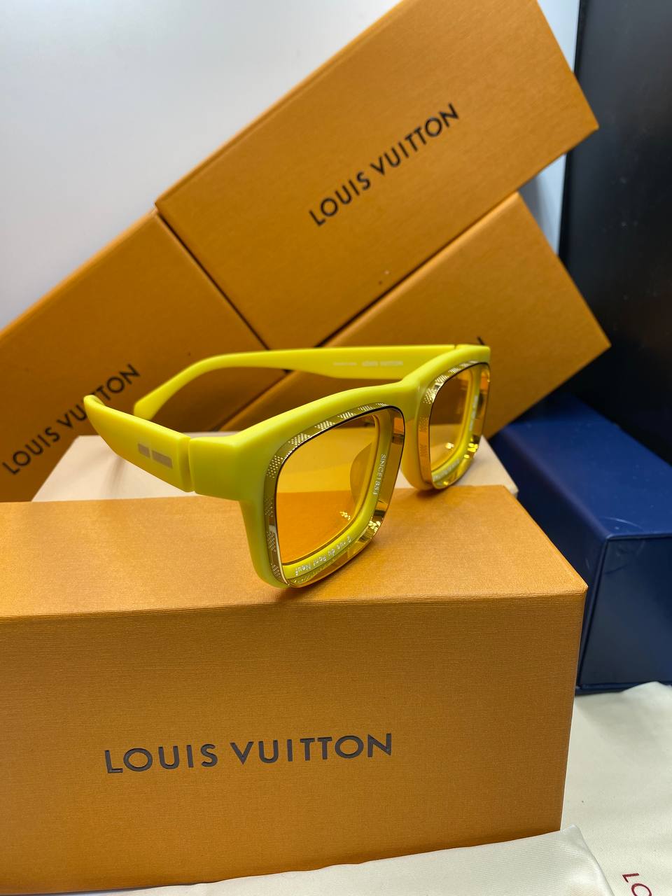 L&V Z2442U Super Vision Square Sunglasses pour femmes ✨