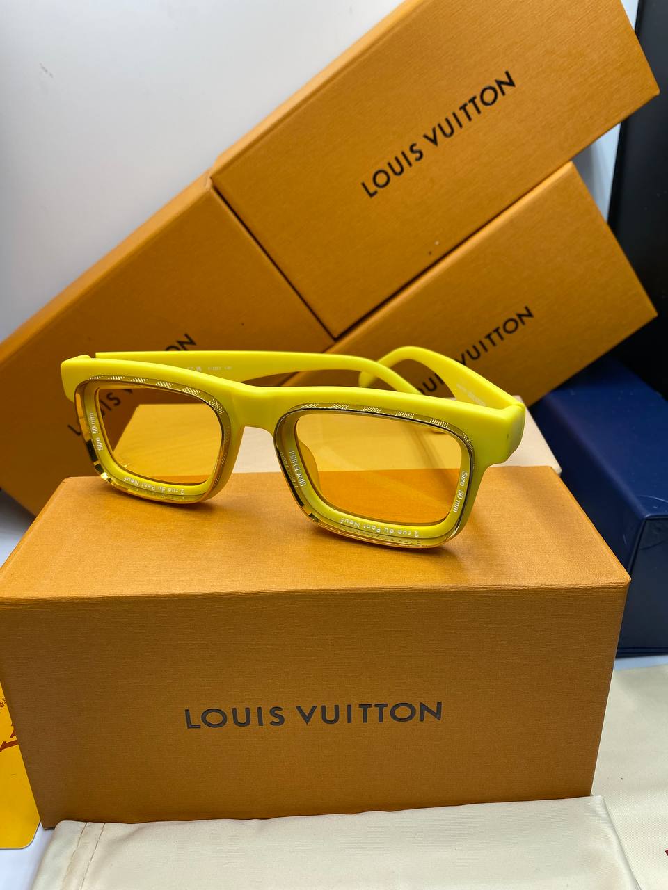 L&V Z2442U Super Vision Square Sunglasses pour femmes ✨