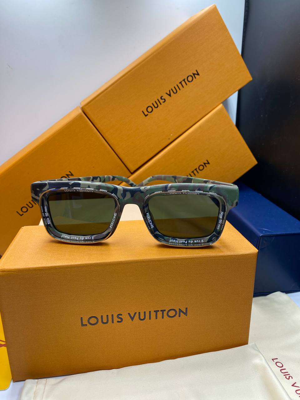 L&V Z2442U Super Vision Square Sunglasses pour femmes ✨