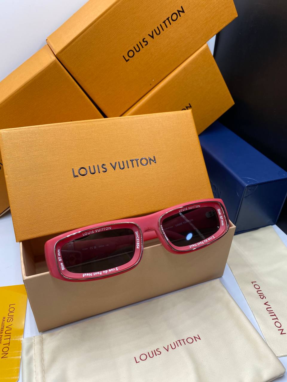 L&V Z2388E Runway Super Vision Low Square Sunglasses pour femmes ✨