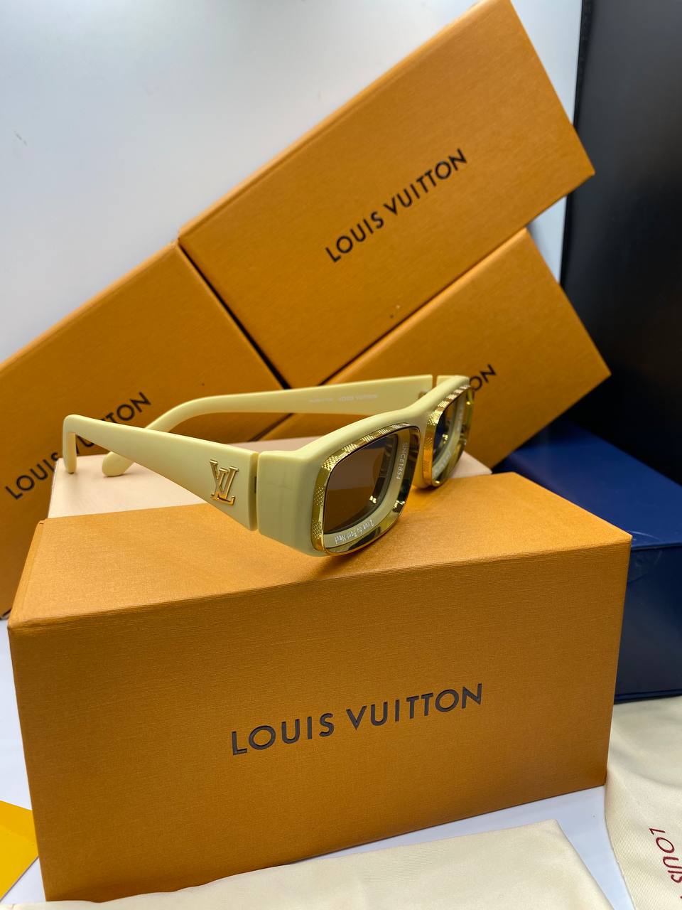 L&V Z2388E Runway Super Vision Low Square Sunglasses pour femmes ✨