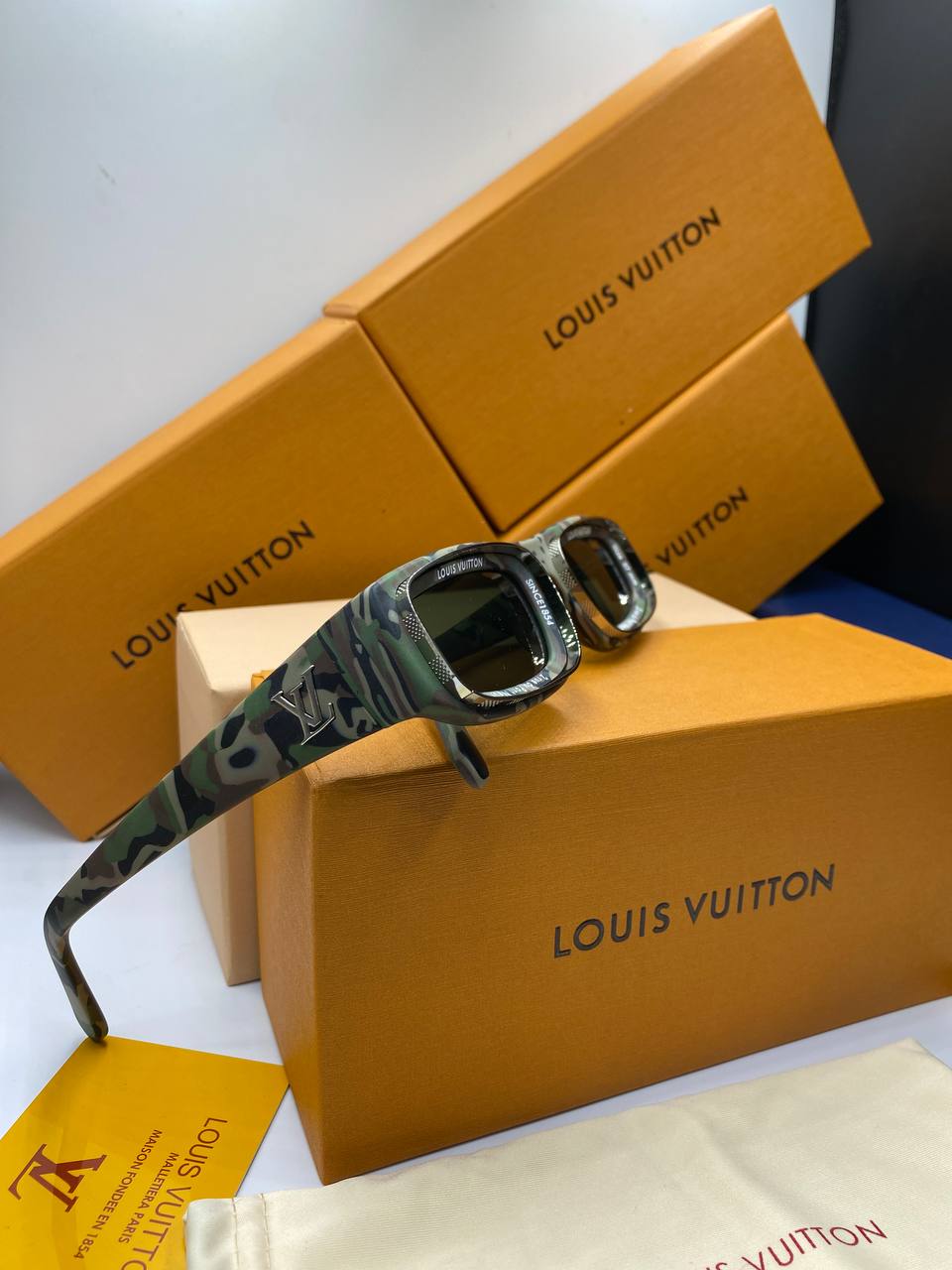 L&V Z2388E Runway Super Vision Low Square Sunglasses pour femmes ✨