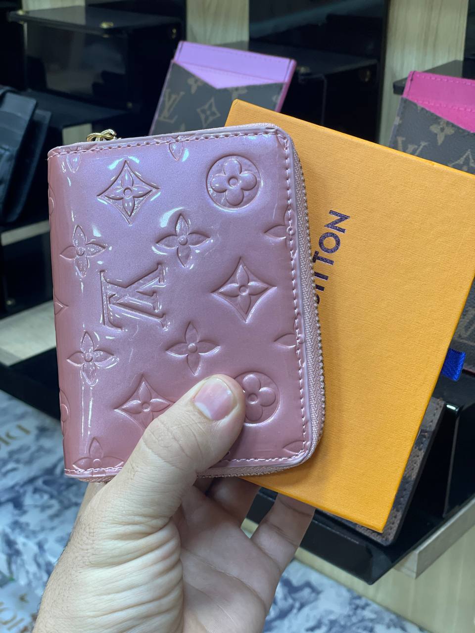 LV Portefeuille à compartiment pour pièces Monogram Verni Rose