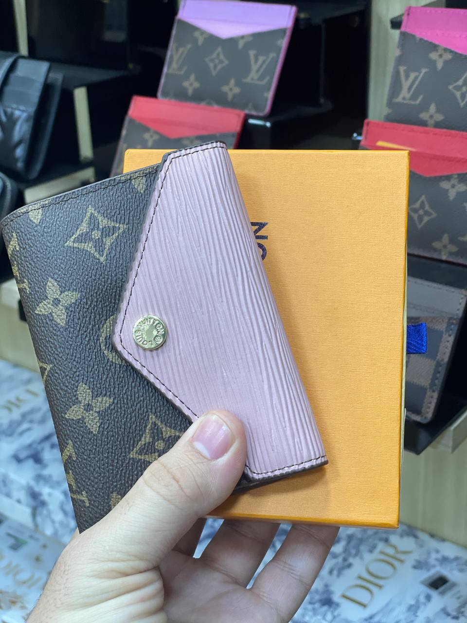 LV Portefeuille Zoe Monogram Rose Ballerine