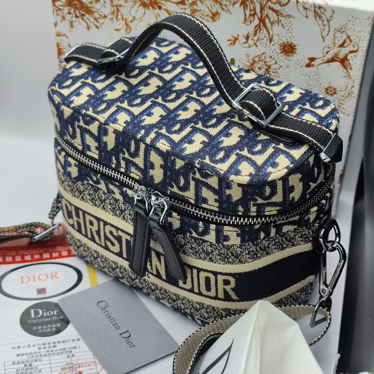 CHRISTI@N DIÔR Vanity DiorTravel