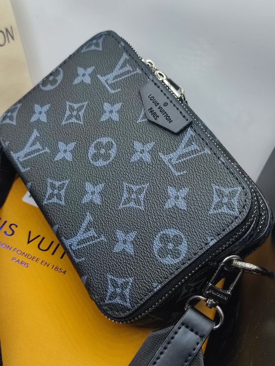 LV Portefeuille portable LV Alpha neuf Gris