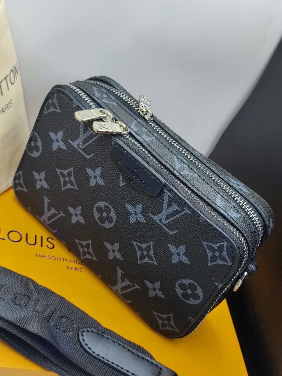 LV Portefeuille portable LV Alpha neuf Gris