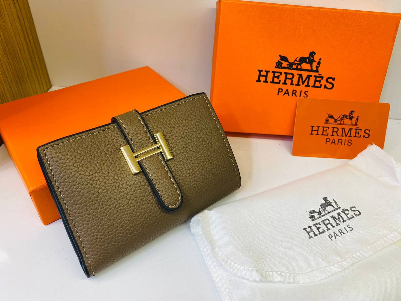 HRMS Portefeuille compact pliable à trois volets Hermes Bearn Combination Taupe