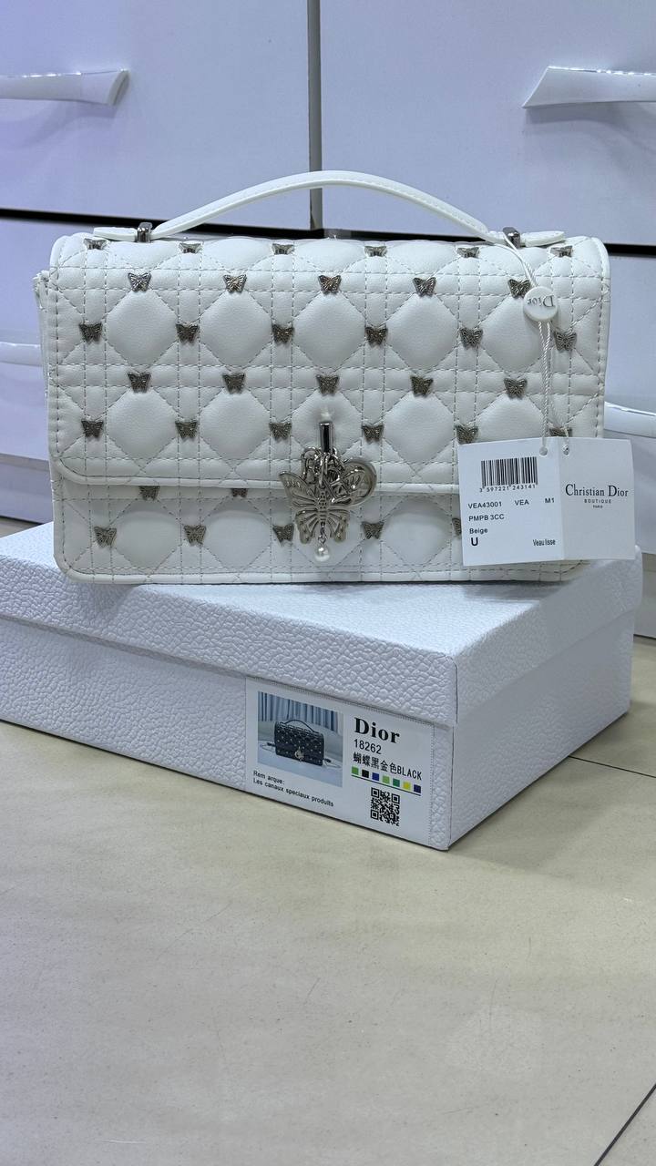 Mini sac My Diôr
d'agneau Cannage blanc et studs dorés Dior Cabinet de Curiosités