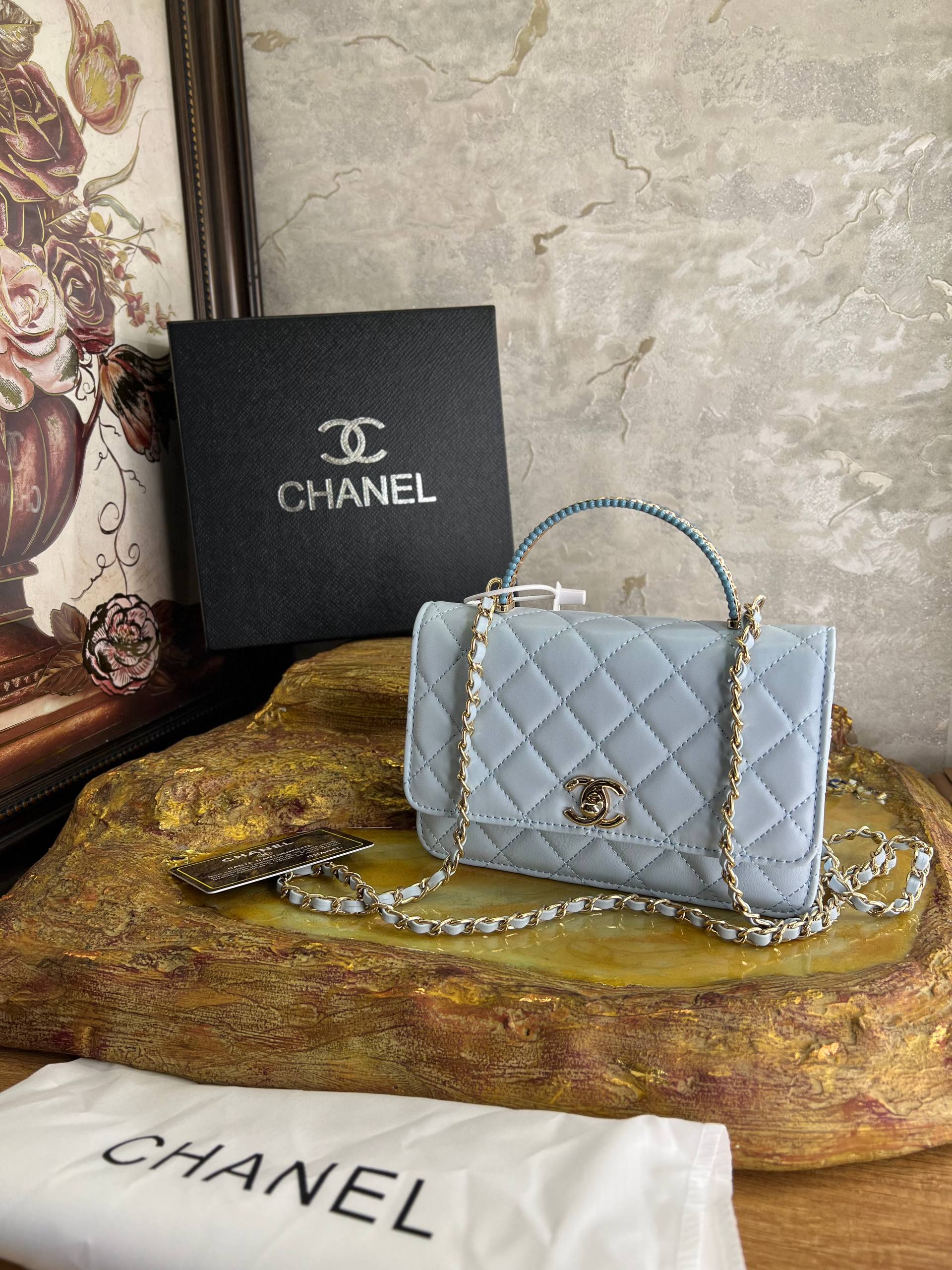 CH@NEL Petit sac à rabat avec anse supérieure,finitions métalliques dorées, blanc