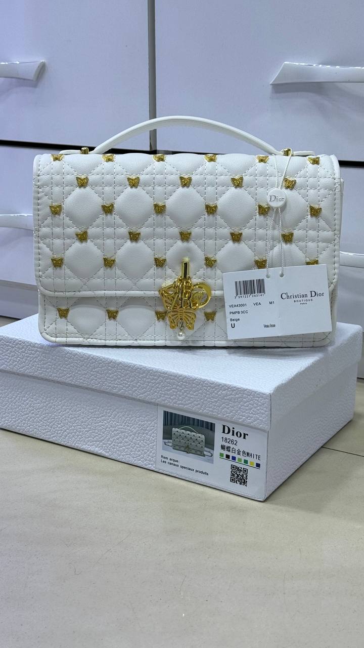 Mini sac My Diôr
d'agneau Cannage blanc et studs dorés Dior Cabinet de Curiosités