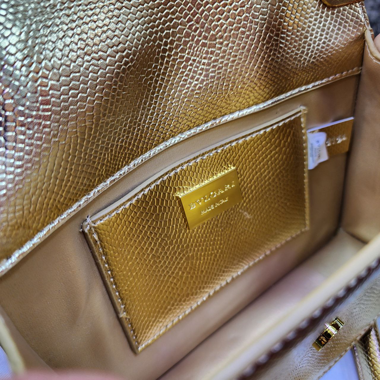 Bvlg@ri Sac bandoulière Serpenti exotique avec étiquette Doré