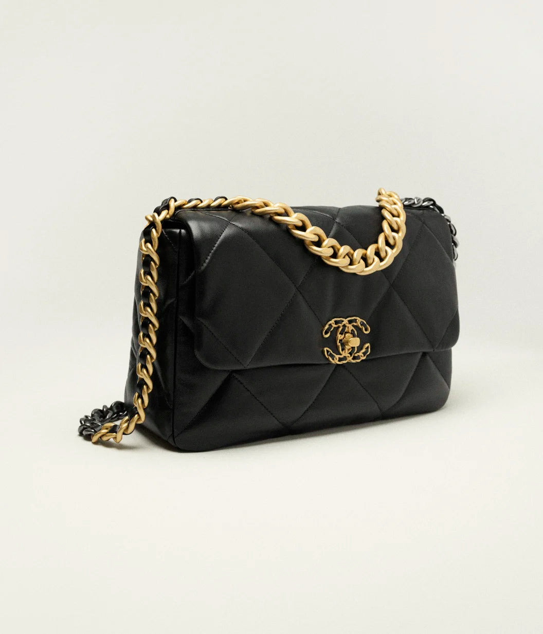 CHANEL
Sac bandoulière Chanel 19 en cuir matelassé noir